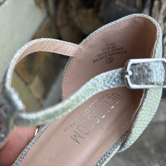 De Blossom Silver T-Strap Heels with Rhinestone Embellishments heels Sz-7.5. Ps - Picture 6 of 15